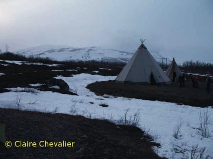 Tipi sami dans le froid Lapon