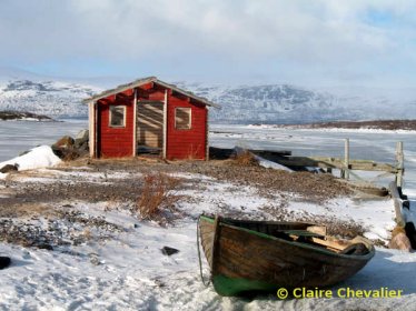 Cabane sur lac gelé